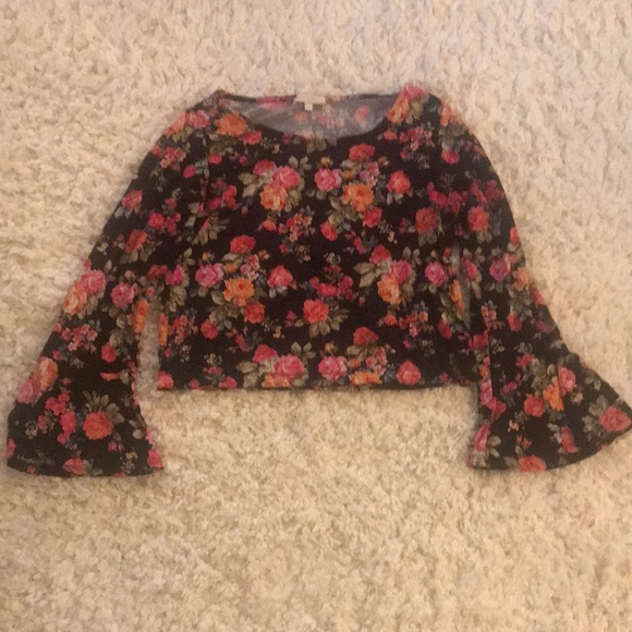 Step out of winter into spring with a Vintage blouse that has a flower print - Picture 3 of 3